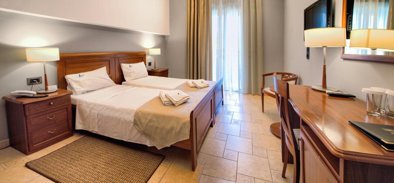 Mediterranean Beach Resort Laganas Esterno foto